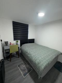 Double room 3 Minute drive from Luton Airport - 8