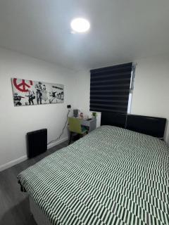 Double room 3 Minute drive from Luton Airport - 6