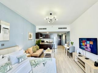 Cosmos Living Dubai Arch Tower Pool, Gym & Balcony - 7