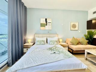 Cosmos Living Dubai Arch Tower Pool, Gym & Balcony - 9