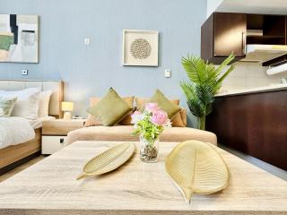 Cosmos Living Dubai Arch Tower Pool, Gym & Balcony - 3