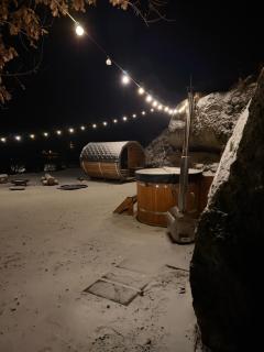 Kousek klidu pod skálou - 7