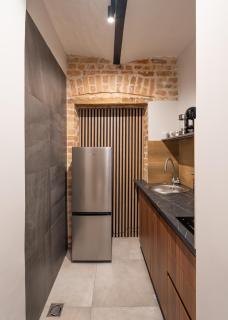 The parkside ground-floor apartment with street parking - 8