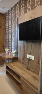 Elegant Urban Apartment - 5