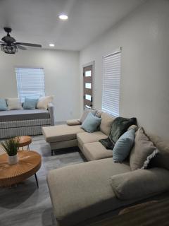 Modern B&W Coastal Retreat 2BR 2BA and Laundry - 8