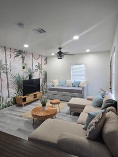 Modern B&W Coastal Retreat 2BR 2BA and Laundry - 7
