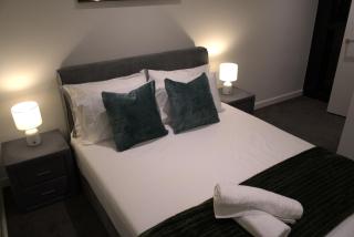 Luxury 2B2B CBD apartment with gym, pool, Jacuzzi, sauna & Woolworths On-site - 2