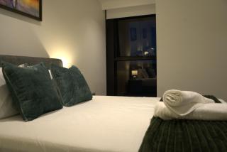 Luxury 2B2B CBD apartment with gym, pool, Jacuzzi, sauna & Woolworths On-site - 9