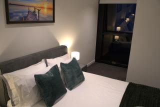 Luxury 2B2B CBD apartment with gym, pool, Jacuzzi, sauna & Woolworths On-site - 6