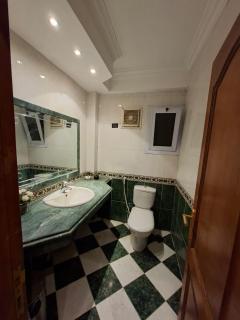 شقه مفروشه فرش راقى فندقى بجوار جميع الخدمات الترا سوبر لوكس على عباس العقاد الرئيسى بجوار جميع الخدمات سوبر ماركت سعودى ومستشفى دار الحكمه - 3