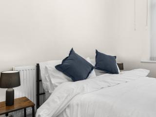 Stoke Work Stay - Contractors and Families - Sleeps 6 - 6