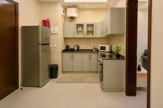 غرفتين نوم عائلية ومجلس بجانب المطار - 1