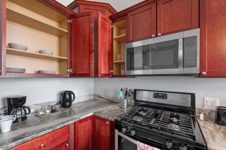 Magnificent 1BR with Pool & Gym - 4