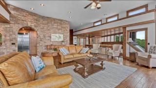 The Royal Chateau-5BED6BATHPoolHottub-20PP - 7