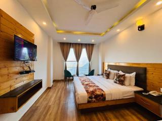 The Pine Mountain View A Rooftop Restaurant & Luxury Balcony Rooms! - 6