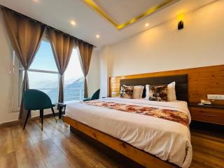 The Pine Mountain View A Rooftop Restaurant & Luxury Balcony Rooms! - 8