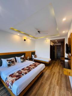 The Pine Mountain View A Rooftop Restaurant & Luxury Balcony Rooms! - 1