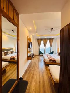 The Pine Mountain View A Rooftop Restaurant & Luxury Balcony Rooms! - 5