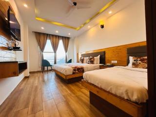 The Pine Mountain View A Rooftop Restaurant & Luxury Balcony Rooms! - 2