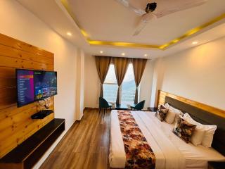 The Pine Mountain View A Rooftop Restaurant & Luxury Balcony Rooms! - 3