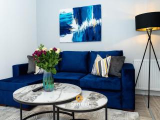 The Bond by CENTRAL SERVICED APARTMENTS - 2 Bedroom - Walk Away from City Centre & Universities - Sleeps 4 - 3 x Double Beds - Smart TVs in All Rooms - Short Term Stays Welcome - Walk away from Train & Bus Station - Short Stay Favourite - 7