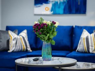 The Bond by CENTRAL SERVICED APARTMENTS - 2 Bedroom - Walk Away from City Centre & Universities - Sleeps 4 - 3 x Double Beds - Smart TVs in All Rooms - Short Term Stays Welcome - Walk away from Train & Bus Station - Short Stay Favourite - 5