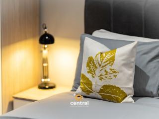 The Bond by CENTRAL SERVICED APARTMENTS - 2 Bedroom - Walk Away from City Centre & Universities - Sleeps 4 - 3 x Double Beds - Smart TVs in All Rooms - Short Term Stays Welcome - Walk away from Train & Bus Station - Short Stay Favourite - 4