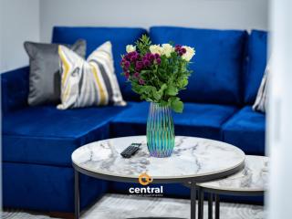 The Bond by CENTRAL SERVICED APARTMENTS - 2 Bedroom - Walk Away from City Centre & Universities - Sleeps 4 - 3 x Double Beds - Smart TVs in All Rooms - Short Term Stays Welcome - Walk away from Train & Bus Station - Short Stay Favourite - 2