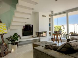 Holiday Home Elegante Villa am Strand- Jacuzzi und Garten by Interhome - 1