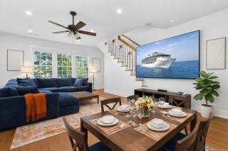 2025 Newly Renovated Scholars Historic Home by UT Sleeps 12 - 0