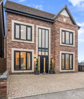 Spacious 6 Bedroom House Sleeps 12 near M6, NEC, HS2 and Birmingham Airport - 0