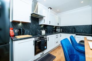 2BR Home in Montrose with Free Parking - 9