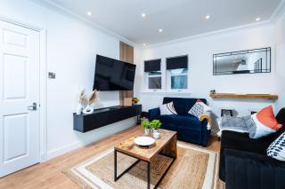 2BR Home in Montrose with Free Parking - 6