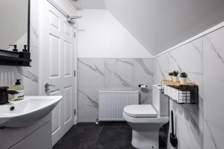 2BR Home in Montrose with Free Parking - 1