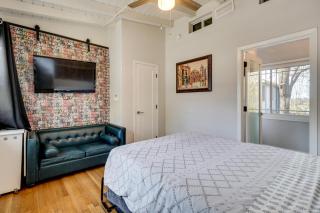 Convenient Couples Retreat 3 Mi to Dtwn Austin! - 2