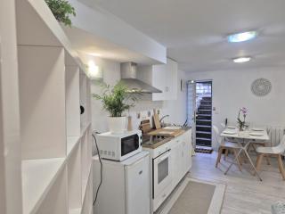 Basement studio in hosts house with private terrace and BBQ Ideal for The camino - 8