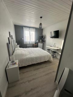 Chambre équipée centre Le Fenouiller proche mer - 8