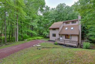 Deck and Fire Pit Pocono Lake Home Near Skiing! - 9