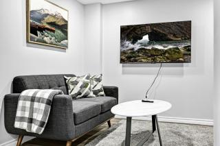 NEW 5 Bedroom House Near The Falls - 2