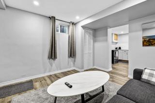 NEW 5 Bedroom House Near The Falls - 1