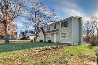 2 Mi to KU Campus Group Getaway with Patio and Garden - 8