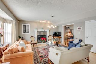 2 Mi to KU Campus Group Getaway with Patio and Garden - 3