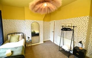 Manchester Getaway Bright & Spacious With Parking - 4