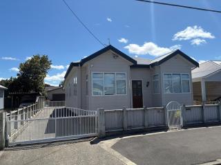 Stylish Petone Stay - 9