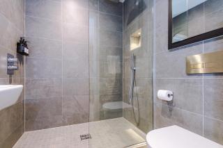 The Monochrome Suite at Ryedale House - Free Parking - 5