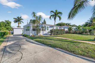 Minutes to Beach Dog Friendly BBQ Patio - 2