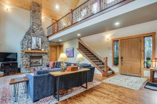 Luxe Riverside Retreat! 5,000-Sq-Ft Cascades Cabin - 4