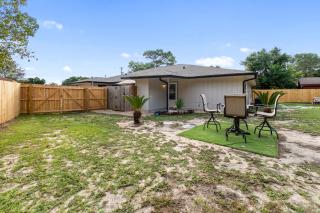 Centrally Located Gulf Breeze Stay, Dog-Friendly, Desk, Near Beaches and Golf - 3