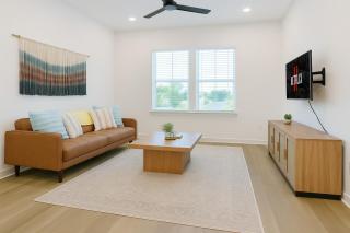 Delightful Work Friendly Home in A Plus Prime Location - Sherman - 0