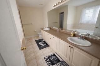 Private & Spacious Brampton Primary Suite with Jacuzzi near Mount Pleasant GO! Shared Home with 4 Baths, Full Kitchen, WiFi, Laundry & Backyard Deck! Ideal for Work Trips, Long Stays & Solo Travelers! - Brampton - 6